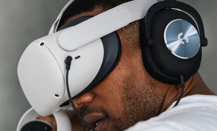 Maximize VR Experience: Use Travel Headphones Effectively